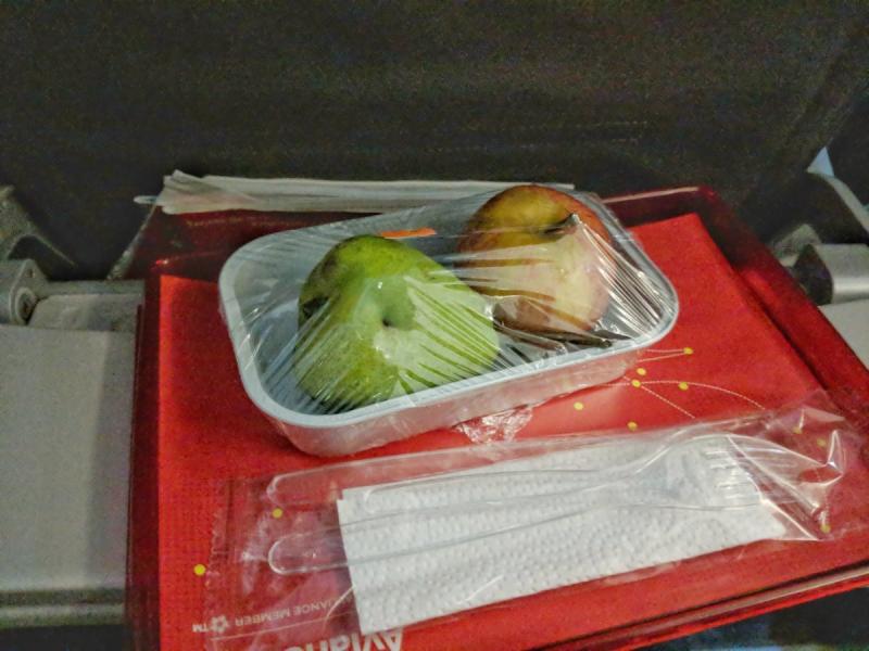 ﾍﾞｼﾞﾀﾘｱﾝが飛行機で食事を要求したら果物がそのまま出される