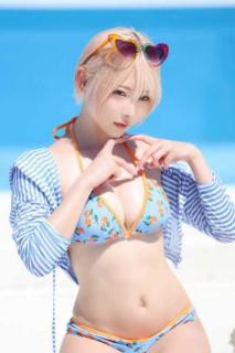篠崎こころ、夏到来を告げる悩殺ビキニショット！眩しい透明感にファン「最高に可愛い」