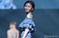岡崎紗絵、オフショルドレスで美デコ..
