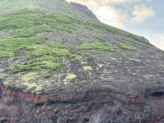 横当島の岩肌のイメージ画像