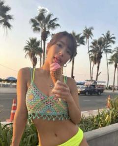 橋本梨菜、タイのパタヤビーチを背景にソフトクリームをペロリ｢舌ぺろかわいい｣｢美しすぎる｣