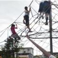 ｢下着が見えない…｣遊具で遊ぶ女児..