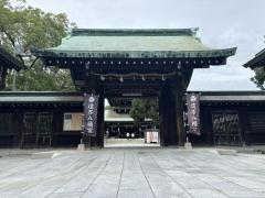 遠石八幡宮の神門と境内の風景のイメージ画像