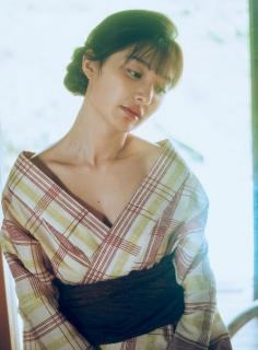 武藤十夢、品と知性を漂わせた艶美なグラビアを披露