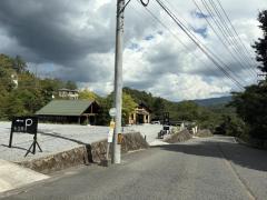 童詩布へ続く、山あいの静かな道のイメージ画像