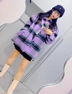 KARA・ギュリ、ほっこりアウターから美脚スラリ！紫×黒のクロミちゃんコーデの着こなしが完璧