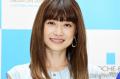 ヨンア、背中ざっくりミニ丈ドレスで..
