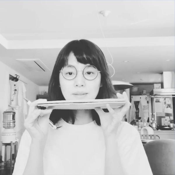 石田ゆり子、Tシャツ丸メガネ姿に大反響「最高にかわいい」