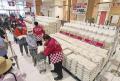 前日午後10時から並んだ人も 約1000人行..