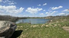 自然に囲まれた池のイメージ画像