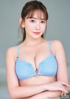 小嶋陽菜、ビキニ姿でふんわり美ボディ披露「月刊ヤンマガ」表紙登場のイメージ画像