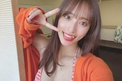高梨瑞樹、キュートな舌ペロとハツラツ水着姿