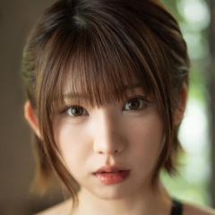 えなこの色っぽいビキニ姿と魅惑の眼差しにファン困惑？「瞬殺されました」「そんな目で見詰めないで」