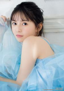 齋藤飛鳥、キャミワンピ＆ショーパン姿で透明素肌披露 3年ぶり「ヤンマガ」表紙登場