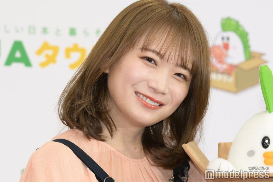 秋元真夏、キャミ姿でリラックス ベッドルームでの動画公開に「可愛すぎる」の声
