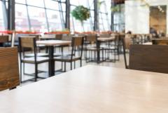 「まるでここはデイサービス」平日昼のフードコートを占拠する高齢者の醜態。専門家が指摘する民間施設が集会所になるまで