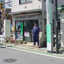 公園のベンチにすっぽんぽん男 脱いだ服で股間を隠す 