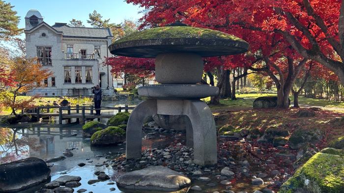 旧池野氏庭園 洋館と池ともみじのイメージ画像