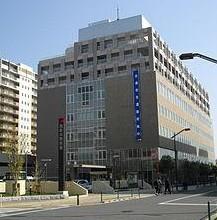 全身ミドリ男 女子生徒の背中に液体かけて逃走 足立区