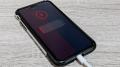 スマホを充電しながら使うのは危険？..