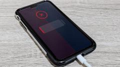 スマホを充電しながら使うのは危険？バッテリー寿命を延ばす正しい充電方法のイメージ画像