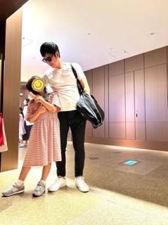 東貴博、９歳長女と肩組みショットに「ラブラブな親子」のイメージ画像
