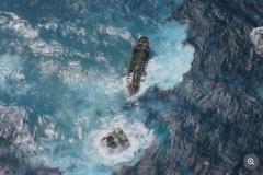化学物質2886トン積載、韓国籍タンカー座礁1カ月後に船体真っ二つ 浅い海域、島民ら撤去作業の長期化懸念のイメージ画像