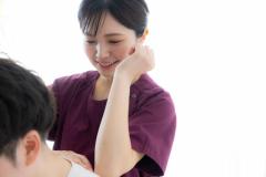 【脳梗塞の出版局長】半身不随から復活できるのか!?  歴史的酷暑とは無縁の快適リハビリ生活。とはいえ〝立って歩くこと〟が大困難の巻【真柄弘継】連載第4回のイメージ画像