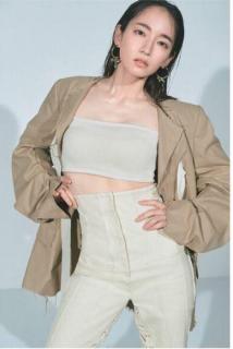 【妖艶】吉岡里帆、お腹を見せた美くびれショット披露