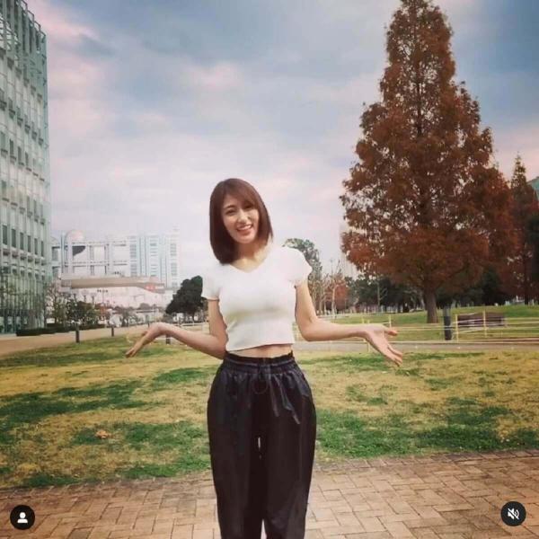 熊田曜子、セクシーなへそ出し衣装にネット賛否「腹筋美しい」「承認欲求の塊」
