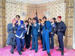Snow Man、鮮やかブルーの衣装で美ビジュが映えまくり！「FNS歌謡祭」でパフォーマンス