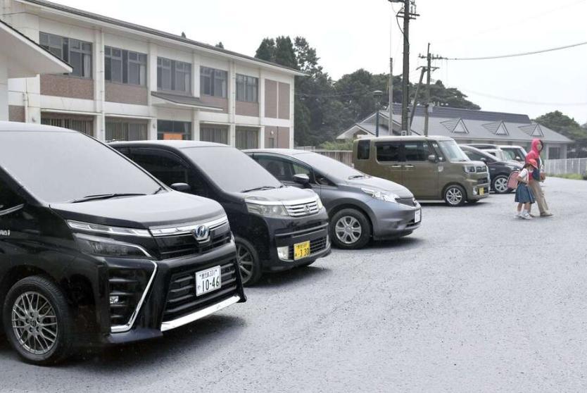 噴煙2800メートル、鹿児島空港は65便欠航 噴火やまない新燃岳 火山性地震は2890回に