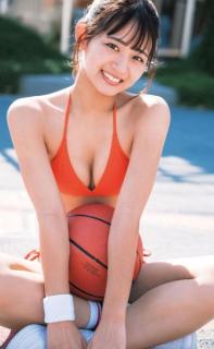“バスケ女子インフルエンサー”すみぽん、赤ビキニ姿が眩しい「ヤンジャン」初グラビア