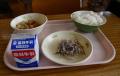 「和食とあわない」学校給食に牛乳不要論 コスト高も議論の背景