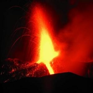 イタリア エトナ火山 28日未明に大爆発 地形が一変