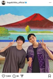 「推しふたりのショットはえぐい」板垣李光人、吉沢亮と映画舞台の銭湯で貴重なツーショット公開！