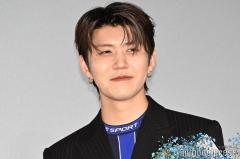 ミセス若井滉斗、ミッキーTシャツ姿のお散歩ショットが話題「プライベート感に悶絶」「普通に街にいてびっくり」