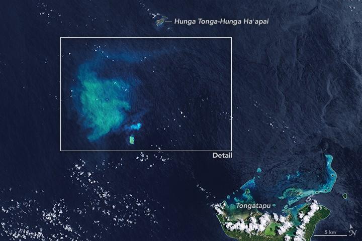 トンガでも海底火山が噴火、島の誕生か？