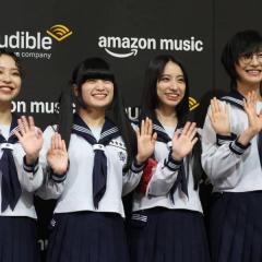 「私達が本を読んだらどうなるんだろう」新しい学校のリーダーズ、朗読に興味津々のイメージ画像