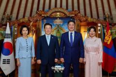 金恵景領夫人がモンゴル大統領との握手後に「手を払う」しぐさ？＝韓国のイメージ画像