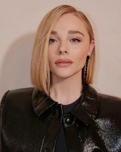 女優・クロエ・モレッツ、同性恋人との婚約指輪公開 デート写真も披露