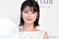 浜辺美波「親友とプチ旅行」駅ホームプライベートショットに「普通にいてびっくり」「オーラ隠しきれてない」と驚きの声のイメージ画像
