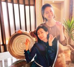 松本若菜、何故かタライが似合う？木村多江と神々しいショットに光るピンキーマジック