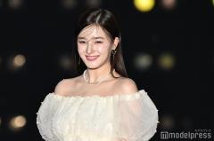 元MOMOLANDナンシー「関コレ」トップバッターで登場 姫オーラ溢れるオフショルセットアップ姿【関西コレクション 2024 S／S】