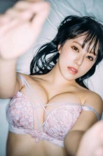 「ぎゅーってして♡」音羽美奈(みなぽち)、白ランジェリー姿で両手を伸ばす”お願いショット”にファン大興奮