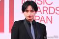 中島健人、全身黒スーツ姿で登場「国..