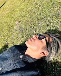 木村拓哉、芝生の心地良さに思わずゴロリ。暖かな陽射しを浴びてリラックス！のイメージ画像