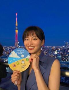 岡崎紗絵、迫力満点の花火に大興奮！スカイツリーバックの映えショットが超絵になる