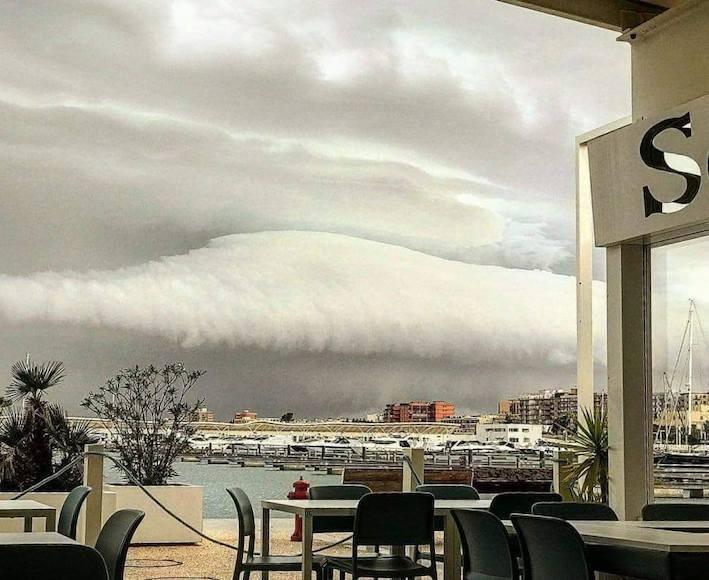 巨大津波か？港町を襲った恐怖の棚雲 イタリア