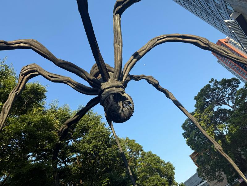 六本木ヒルズ前のモニュメント